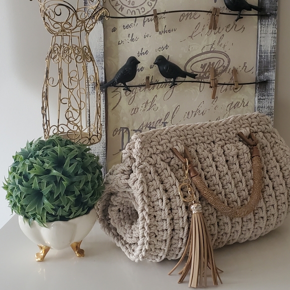 Elegant Crochet Bag - Picture 2 of 4